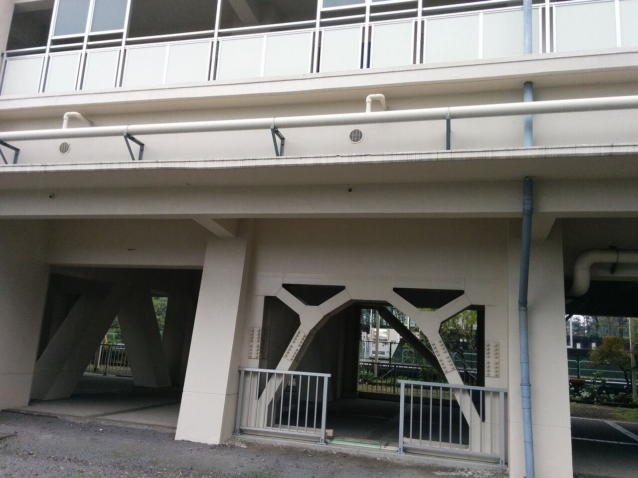 耐震補強がされた集合住宅の1階部分