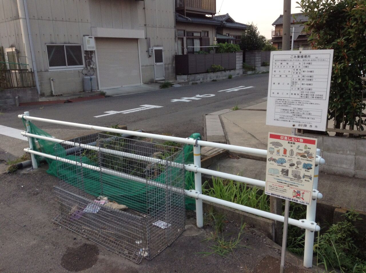 ごみ集積場所の看板とネットのかご（愛知県愛西市の例）