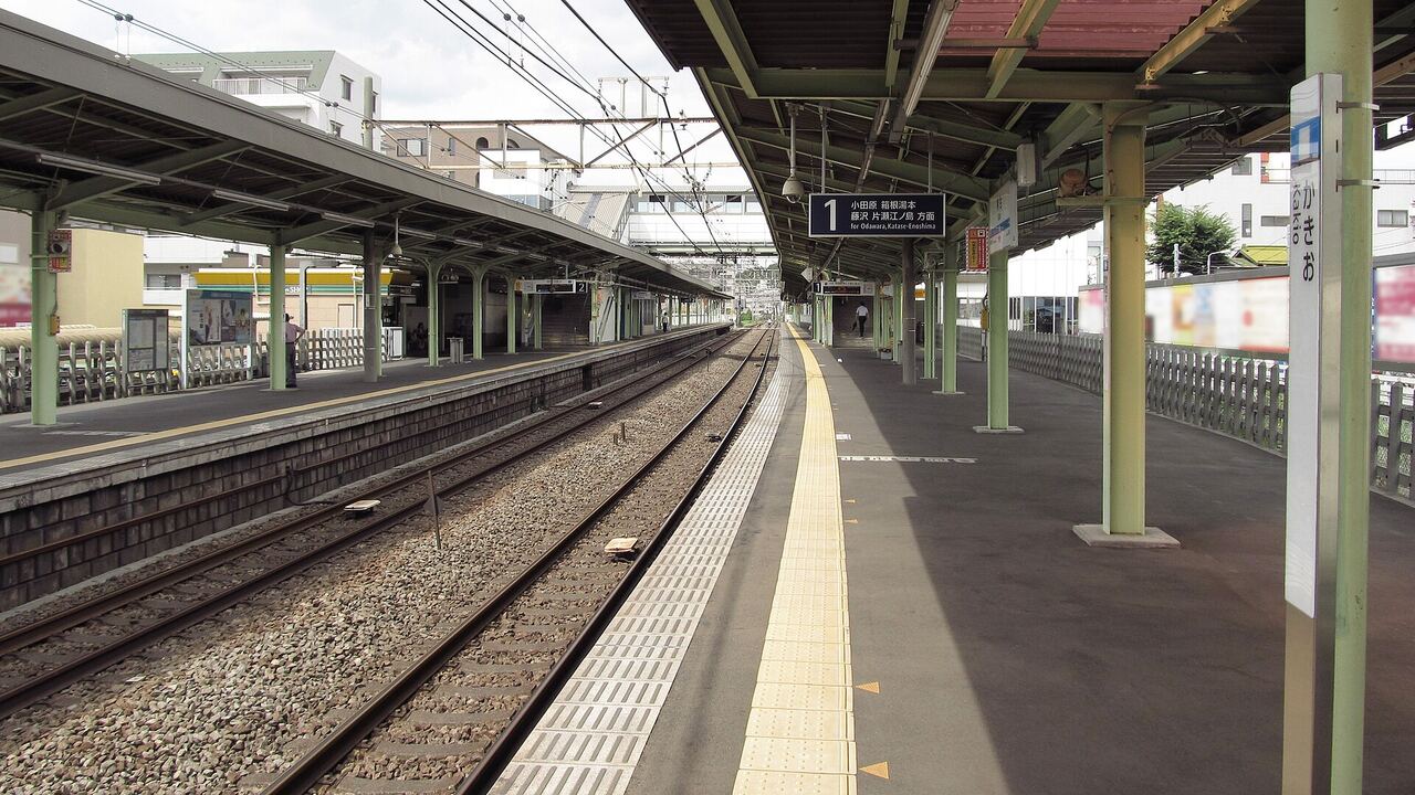 柿生駅のホーム。屋根の下に、小田原・箱根湯本方面ののりばを示す表示が出ている
