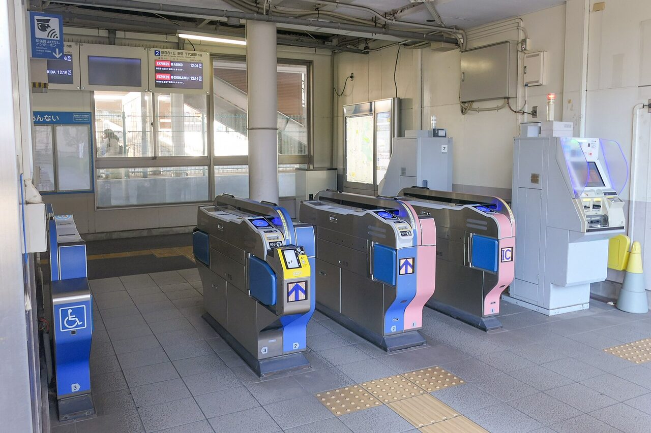 栗平駅の南口の改札。自動改札機が3台と、きっぷの精算機、電光掲示板が見える