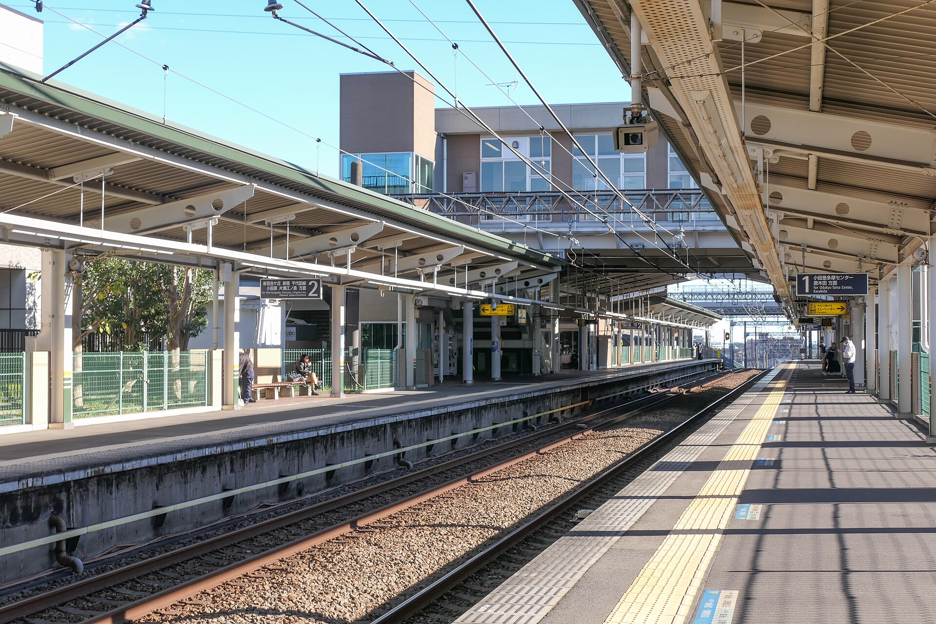 黒川駅のホーム。屋根のあるホームが続き、奥に建物の渡り廊下が見える